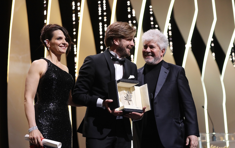 Juliette Binoche, Ruben Östlund i Pedro Almodovar / Fot. AFP, festival-cannes.com nagrody 01 zlota palma