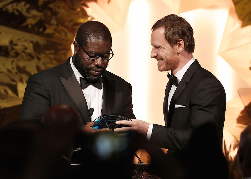 Steve McQueen przyjmuje nagrodę BFI Fellowship z rąk Michaela Fassbendera / Fot: John Phillips, Getty Images dla BFI Steve McQueen przyjmuje BFI Fellowship z rąk Michaela Fassbendera / Fot: John Phillips, Getty Images dla BFI