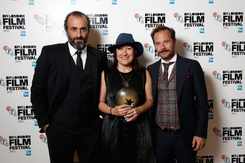 Fot. BFI / Reżyserka Athina Rachel Tsangari z nagrodą lff 2015 nagroda glowna panos koroni athina rachel tsangari giorgos pyrpassopoulos