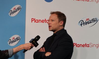 Zdjęcie okładkowe wpisu: „Gdyby zmusić Szumowską, żeby nakręciła komedię romantyczną…” – Rozmawiamy z Maciejem Stuhrem na premierze Planety Singli 2!