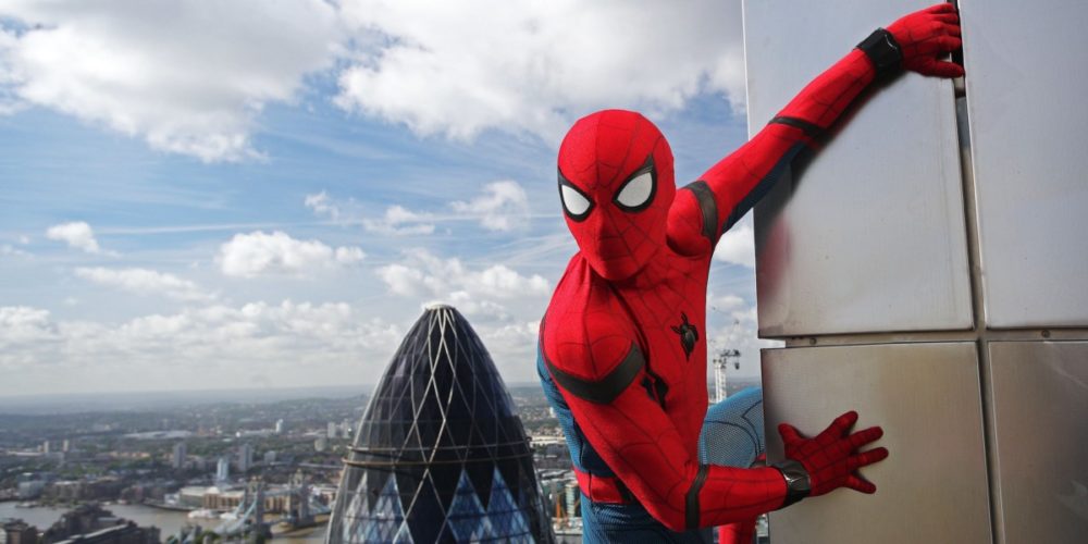 Zdjęcie okładkowe wpisu: Spider-Man: Daleko od domu – Tom Holland i Jake Gyllenhaal w kostiumach z wizytą w szpitalu