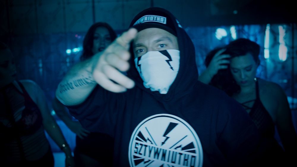 Zdjęcie okładkowe wpisu: Ślepnąc od świateł – nowy teledysk Pioruna promuje serial HBO