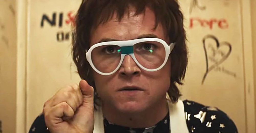 Zdjęcie okładkowe wpisu: Rocketman – Taron Egerton śpiewa jako Elton John