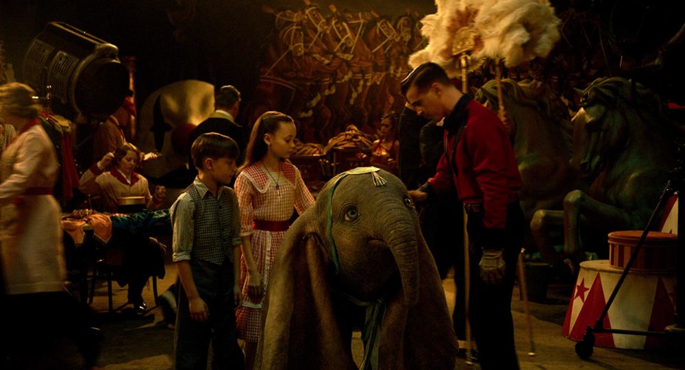 Zdjęcie okładkowe wpisu: Dumbo – słonik przygotowuje się do lotu w nowym spocie filmu!