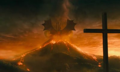 Zdjęcie okładkowe wpisu: Król Ghidorah i Godzilla walczą na plakatach Godzilla II: Król potworów
