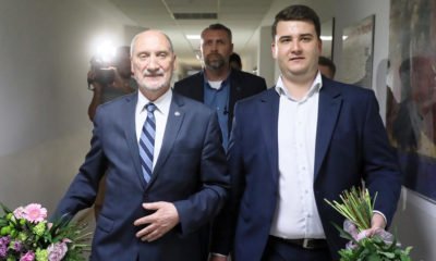Zdjęcie okładkowe wpisu: Polityka – kolejny fragment filmu. Macierewicz i Misiewicz w homoseksualnej scenie!