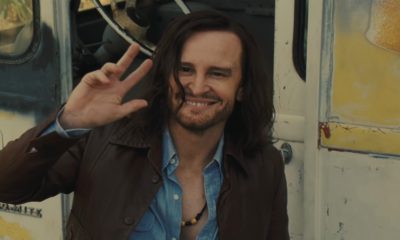 Zdjęcie okładkowe wpisu: Damon Herriman jako Charles Manson w dwóch różnych produkcjach. Aktor o dziwnym zbiegu okoliczności.