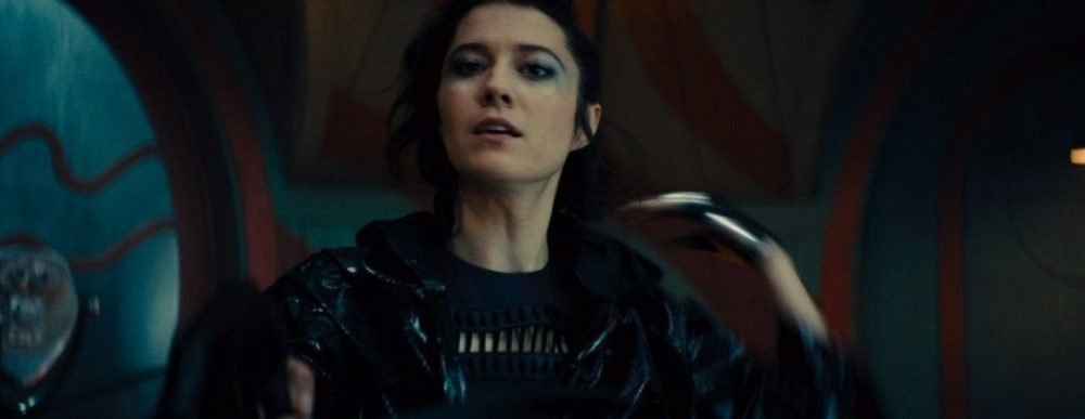 Zdjęcie okładkowe wpisu: Ptaki Nocy – zdjęcie Huntress w komiksowych goglach
