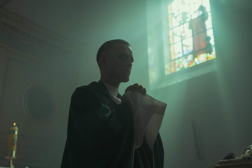 Zdjęcie okładkowe wpisu: Boże Ciało – recenzja filmu Jana Komasy o Kościele, wierze i bigoterii | Venezia76