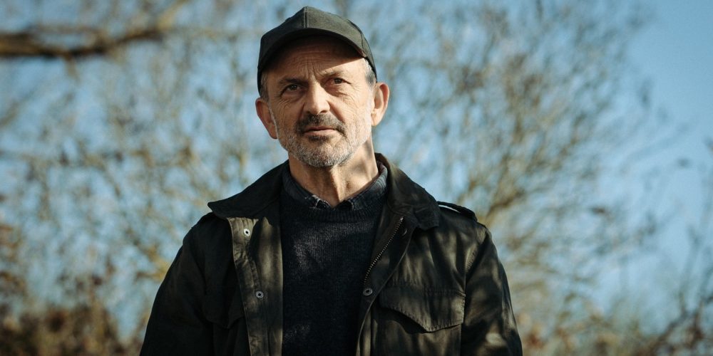 Zdjęcie okładkowe wpisu: Jacek Koman o roli Stanisława w Małym Zgonie. CANAL+ przedstawia kulisy produkcji serialu