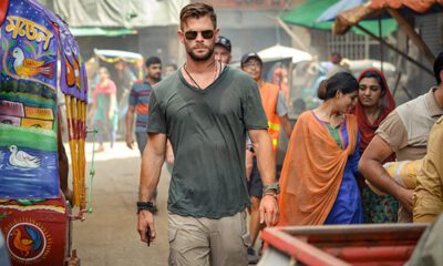 Zdjęcie okładkowe wpisu: Tyler Rake: Ocalenie – recenzja filmu. Thor w Bangladeszu