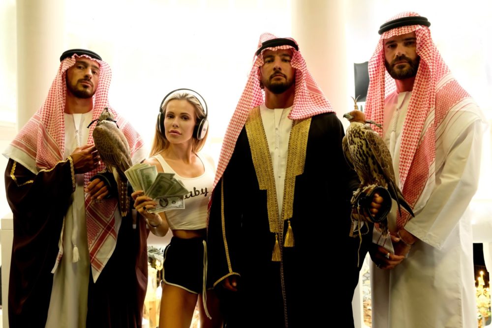 Zdjęcie okładkowe wpisu: Dziewczyny z Dubaju – Iacopo Ricciotti w obsadzie skandalizującego filmu 2021 roku. Mamy zdjęcia z planu!