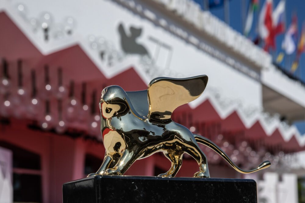 Zdjęcie okładkowe wpisu: Venezia77: Nomadland Chole Zhao ze Złotym Lwem! Film Szumowskiej bez nagród
