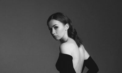 Zdjęcie okładkowe wpisu: Ciągle słyszę o kolegach, którzy zupełnie się przebranżowili – wywiad z Pauliną Szostak o Asymetrii i aktorstwie w czasach zarazy