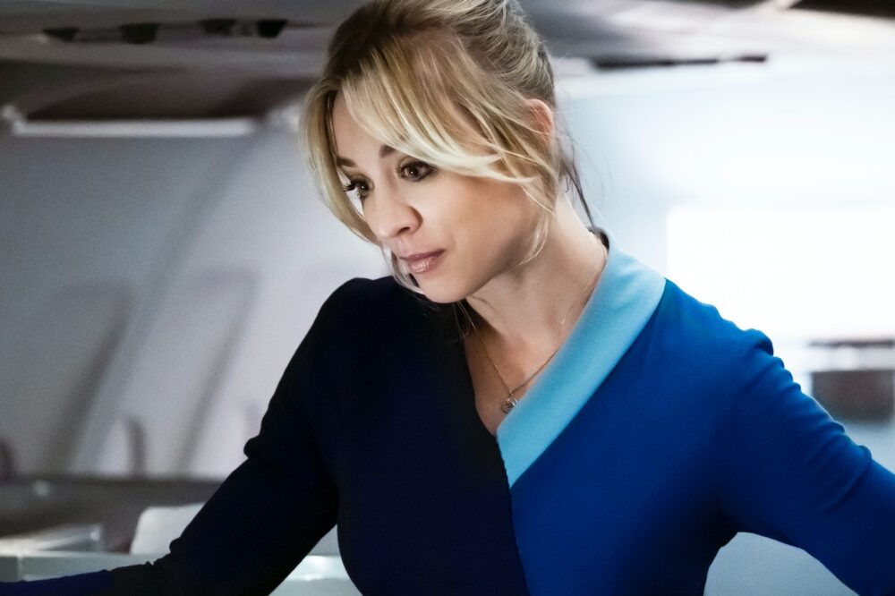 Zdjęcie okładkowe wpisu: Stewardesa – nowy serial HBO Max na podstawie powieści Chrisa Bohjaliana z Kaley Cuoco w roli głównej