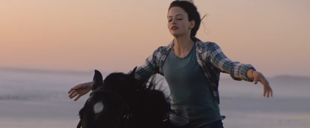 Zdjęcie okładkowe wpisu: Black Beauty – Kate Winslet i Mackenzie Foy w adaptacji słynnej książki od Disney Plus