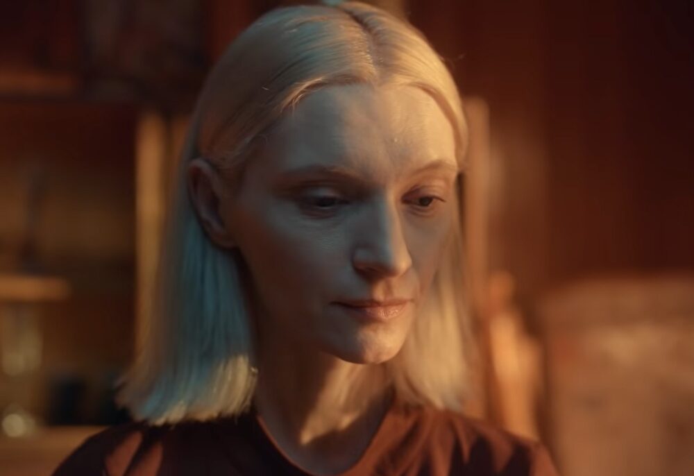 Zdjęcie okładkowe wpisu: TOP 10 – Co dziś obejrzeć na Netflix? Erotica 2022 na czele tabeli, The Crown spada o dwie pozycje!