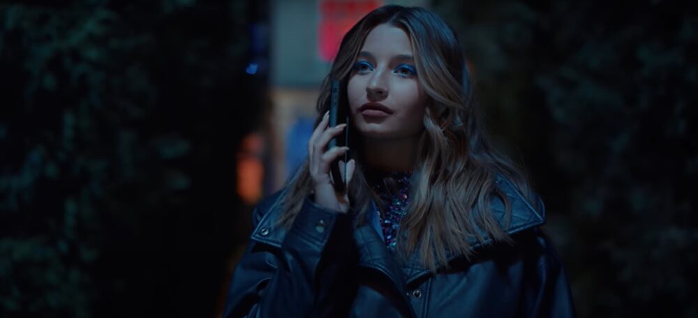 Zdjęcie okładkowe wpisu: Wszyscy moi przyjaciele nie żyją – Julia Wieniawa śpiewa w teledysku promującym film od Netflix