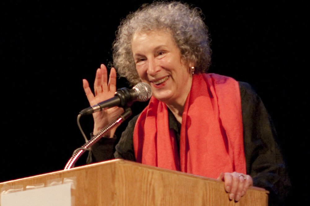 Zdjęcie okładkowe wpisu: Margaret Atwood. Słowo to siła – premiera na HBO GO już w marcu!