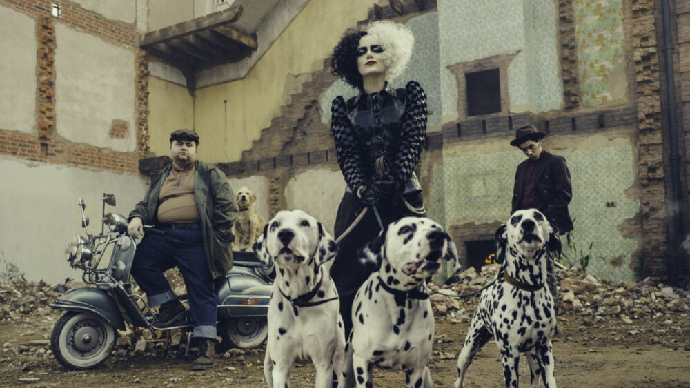 Zdjęcie okładkowe wpisu: Cruella – recenzja filmu Disneya! Dwie Emmy i trzy dalmatyńczyki