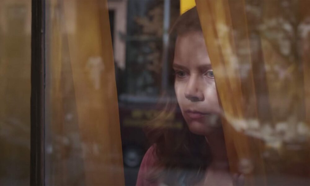Zdjęcie okładkowe wpisu: Kobieta w oknie – recenzja filmu. Miał być hit, a wyszło jak zwykle