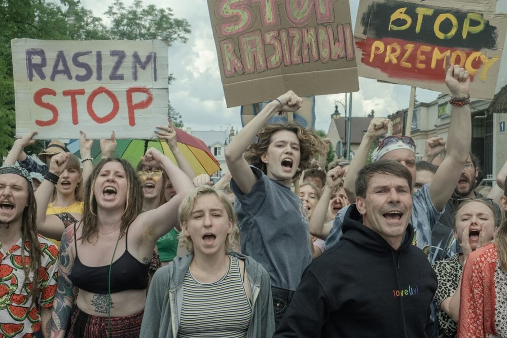 Zdjęcie okładkowe wpisu: Kryptonim Polska. Zdjęcia z komedii o prawicowym Romeo i lewicowej Julii