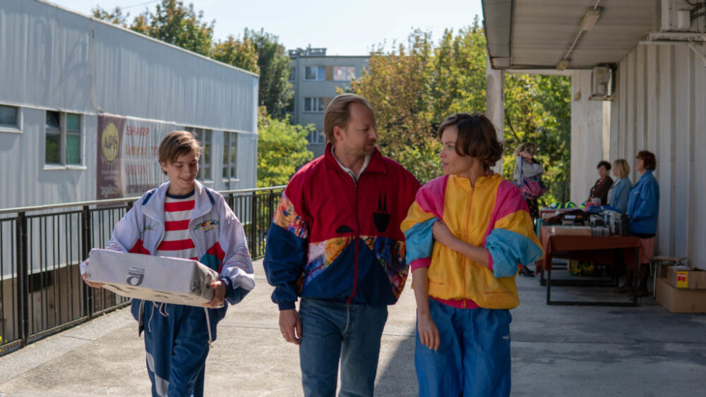 Zdjęcie okładkowe wpisu: Weronika Książkiewicz, Maciej Stuhr i Teodor Koziar na plakacie filmu Powrót do tamtych dni