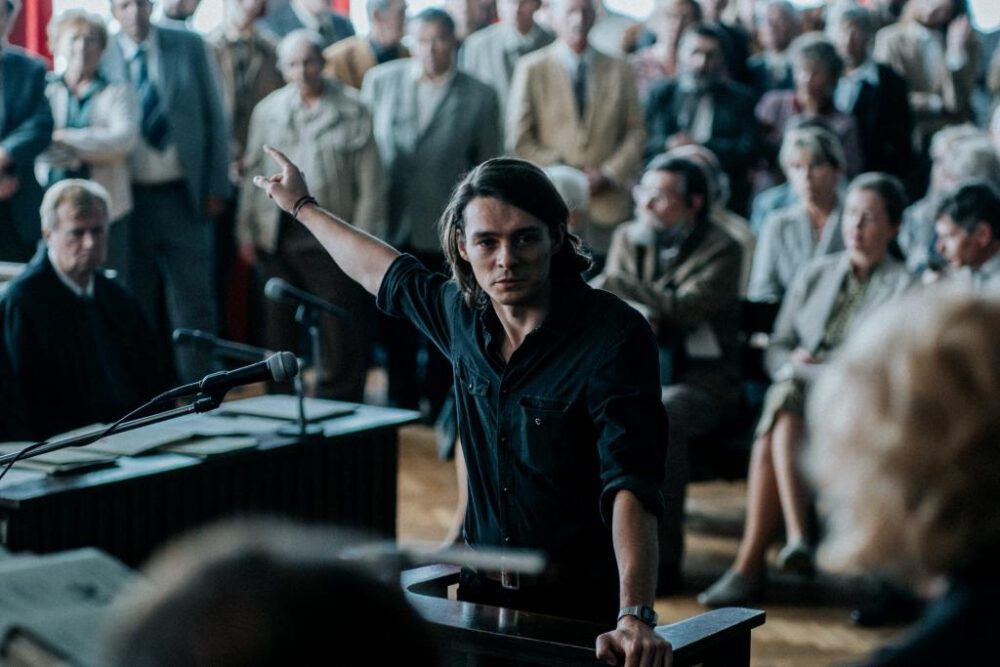 Zdjęcie okładkowe wpisu: Żeby nie było śladów – recenzja filmu. Łysy kazał bić tak…
