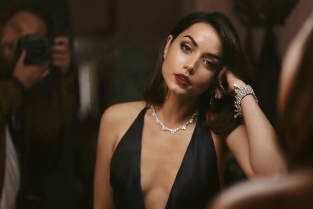 Zdjęcie okładkowe wpisu: Ghosted – Ana de Armas i Chris Evans na nowych zdjęciach z planu!