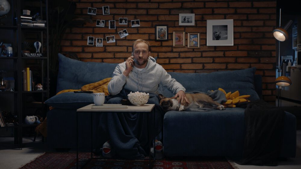 Zdjęcie okładkowe wpisu: Borys Szyc i BBC First dają żelazne alibi,  by móc zostać w domu i oglądać seriale