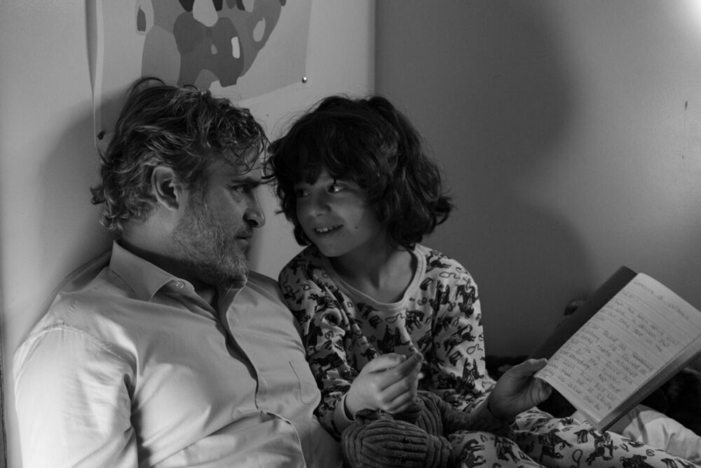 Zdjęcie okładkowe wpisu: C’mon C’mon – recenzja filmu. Nieumienie w życie