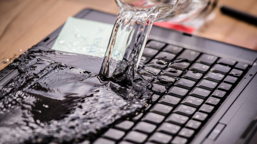 Zdjęcie okładkowe wpisu: Ratunku! Zalałem laptopa!