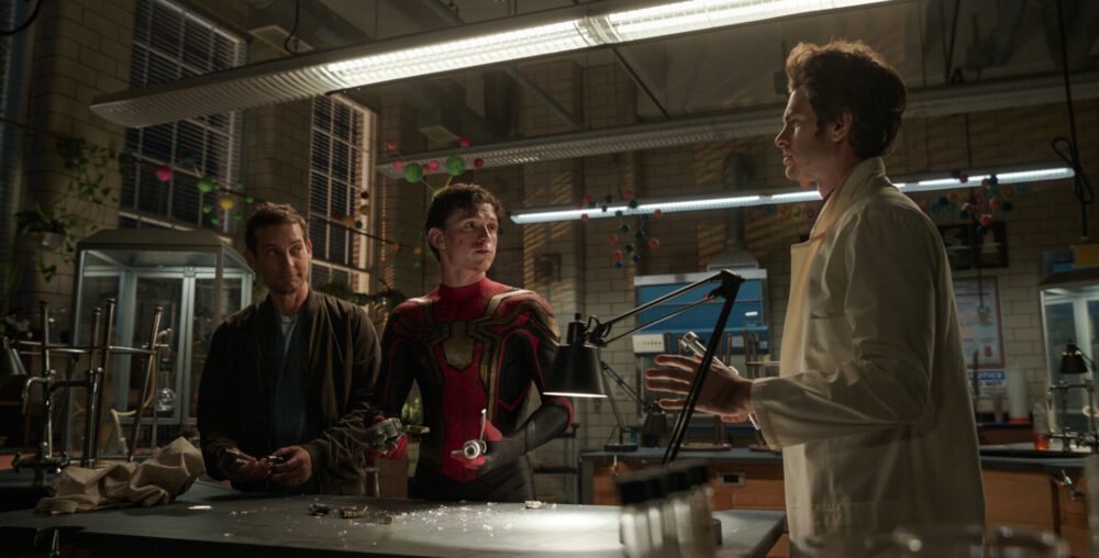 Zdjęcie okładkowe wpisu: Spider-Man: Bez drogi do domu – Peter 1, Peter 2 i Peter 3 jako naukowcy! Kolejna porcja zdjęć z filmu.