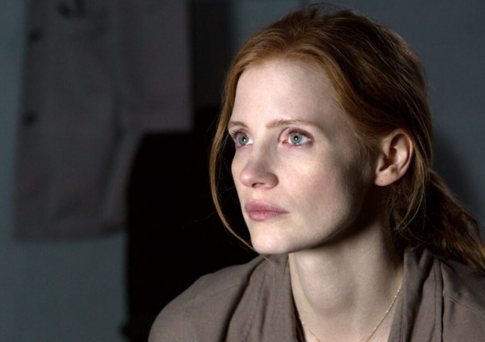 Zdjęcie okładkowe wpisu: Jessica Chastain jako śledcza sprzed biurka w miniserialu od Apple