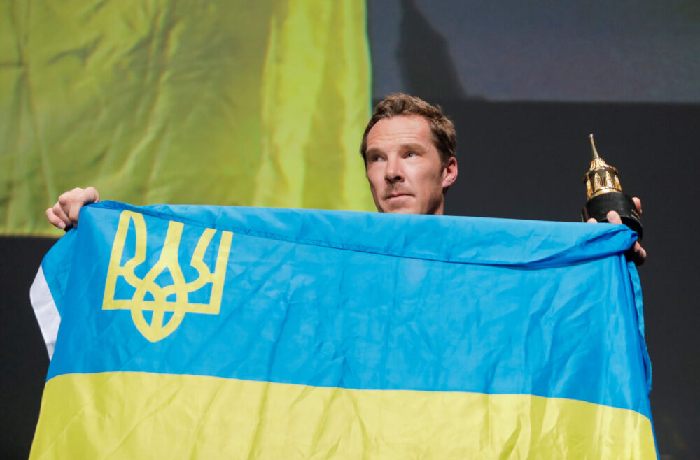 Zdjęcie okładkowe wpisu: Benedict Cumberbatch z flagą Ukrainy na festiwalu filmowym w Santa Barbara!