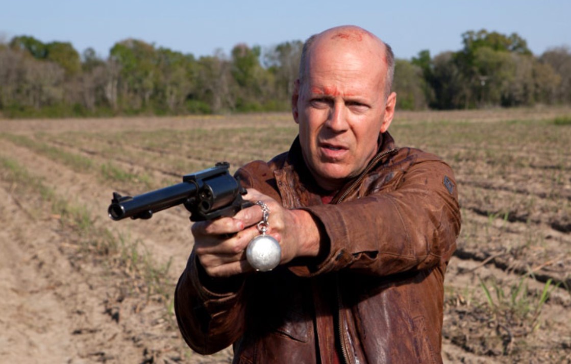 bruce willis w filmie looper mierzy z pistoletu