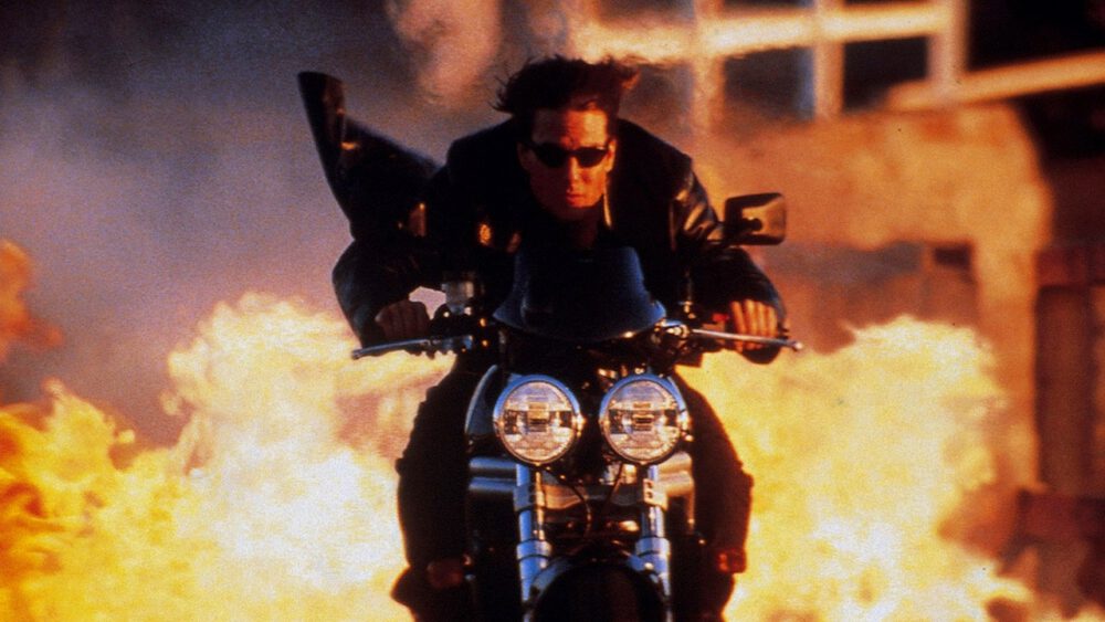 Zdjęcie okładkowe wpisu: Zobaczcie nowy plakat filmu Mission: Impossible 7! Tom Cruise przelatuje nad motocyklem!