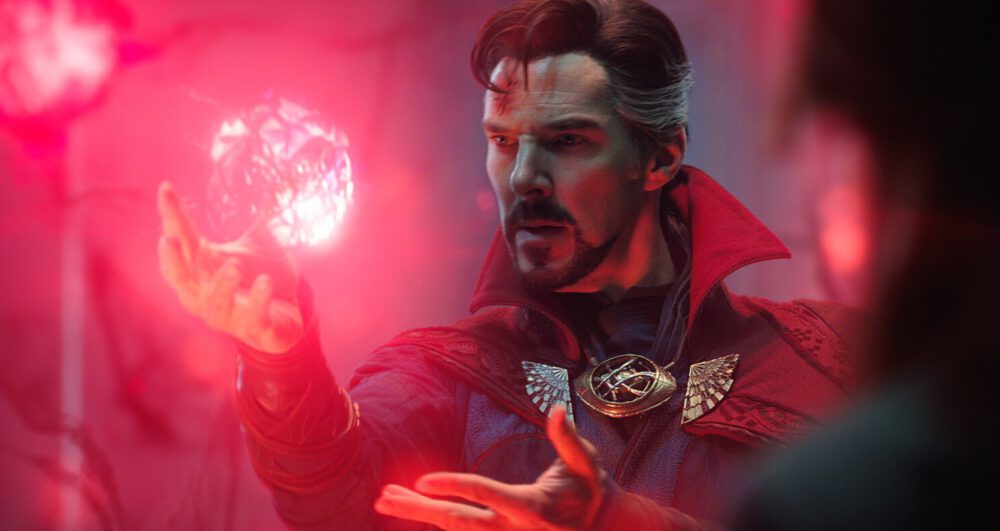 Zdjęcie okładkowe wpisu: Co oznaczają sceny po napisach filmu Doktor Strange w multiwersum obłędu? Kim była TA postać?