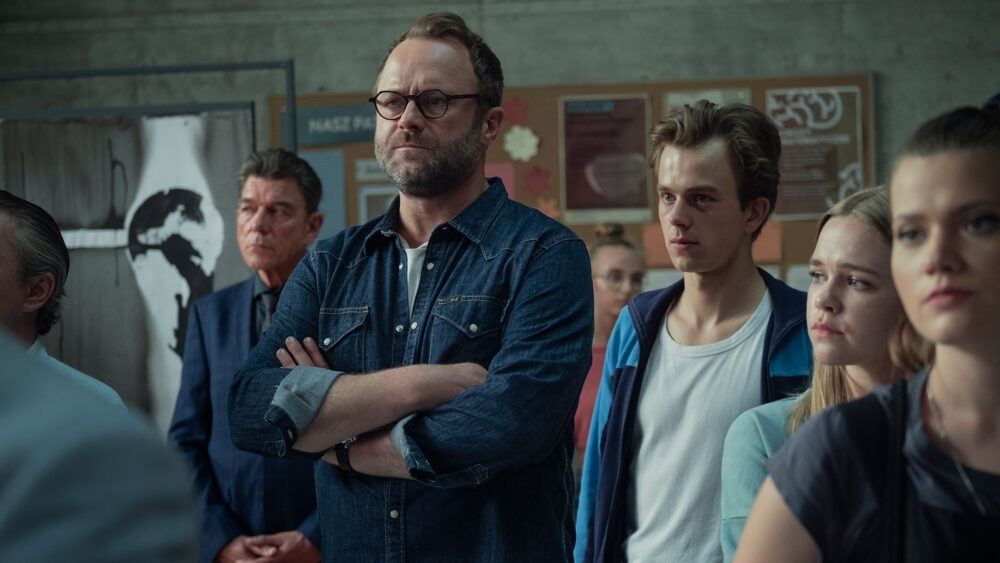 Zdjęcie okładkowe wpisu: Netflix ogłasza datę premiery serialu Zachowaj spokój. Zobacz plakat i zwiastun serialu!