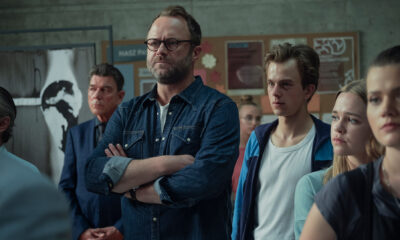 Zdjęcie okładkowe wpisu: Netflix ogłasza datę premiery serialu Zachowaj spokój. Zobacz plakat i zwiastun serialu!