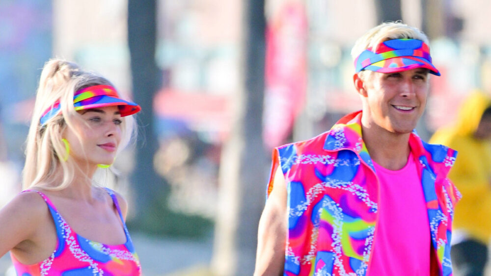 Zdjęcie okładkowe wpisu: Margot Robbie i Ryan Gosling wspólnie jeżdżą na rolkach kręcąc Barbie
