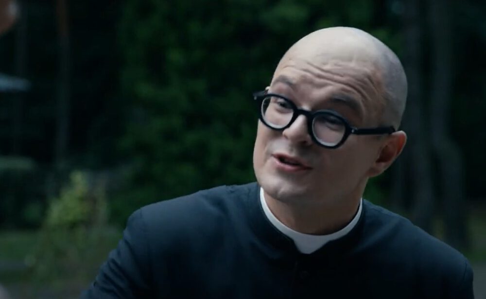 Zdjęcie okładkowe wpisu: Johnny ze zwiastunem. Dawid Ogrodnik w roli księdza