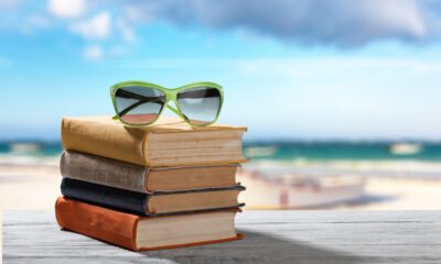 Zdjęcie okładkowe wpisu: Co warto przeczytać w wakacje? Polecamy najlepsze książki i komiksy!