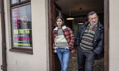 Zdjęcie okładkowe wpisu: Minuta ciszy – recenzja pięciu odcinków nowego serialu Canal +! Trupy z szafy