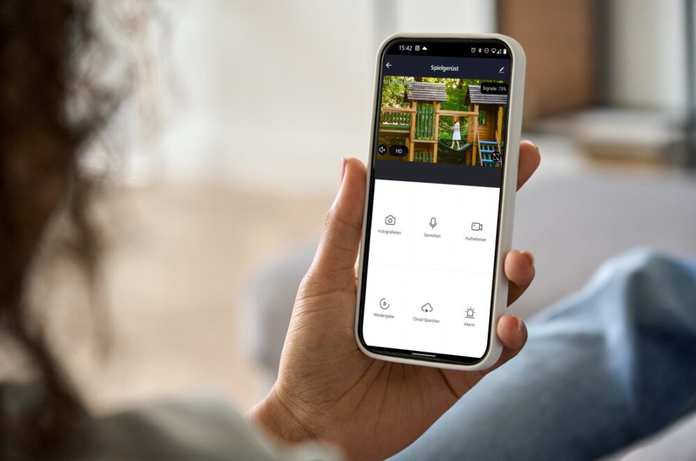 Zdjęcie okładkowe wpisu: Zewnętrzna kamera WiFi Hama z czujnikiem ruchu i panelem słonecznym