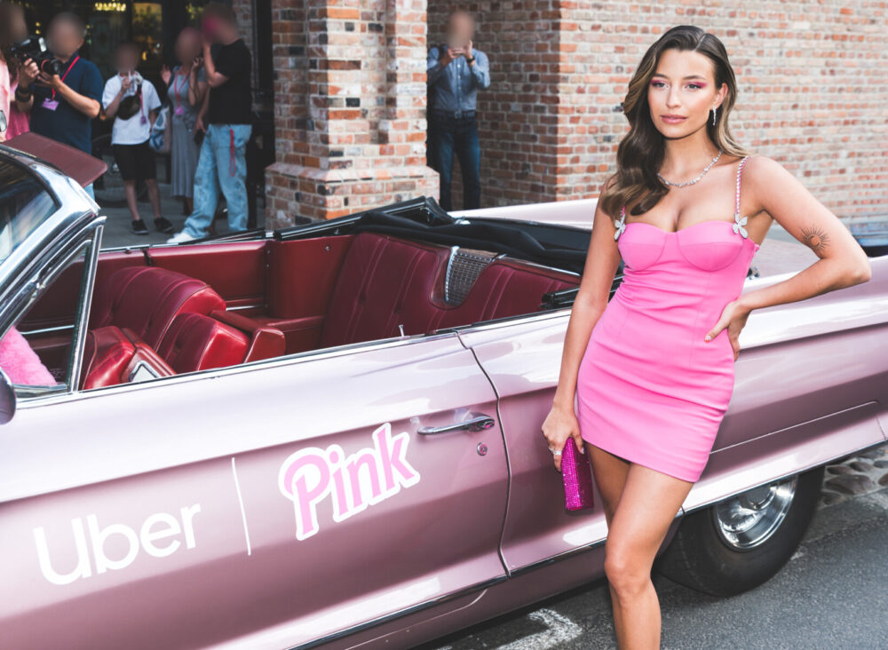 Zdjęcie okładkowe wpisu: Julia Wieniawa w różowym Cadillaku – Ty też możesz zasiąść w aucie jak z bajki, dzięki akcji Uber Pink
