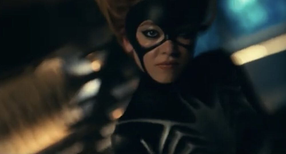 Zdjęcie okładkowe wpisu: Chiński plakat Madame Web daje lepsze spojrzenie na kostiumy bohaterek. Hit czy kit?