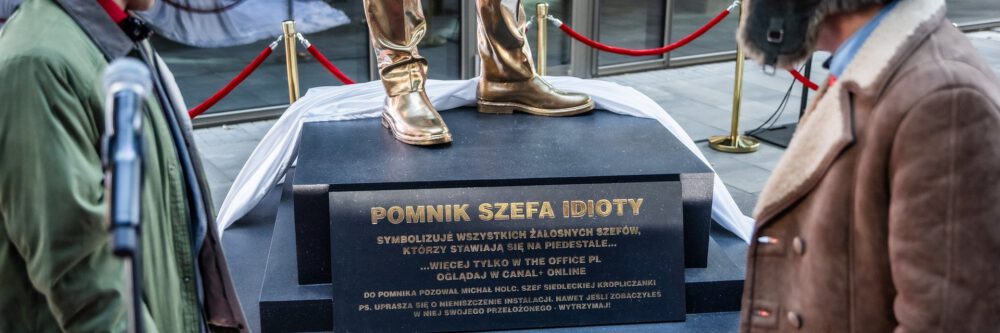Zdjęcie okładkowe wpisu: W Warszawie stanął pierwszy w Polsce, a może i na świecie, pomnik szefa idioty