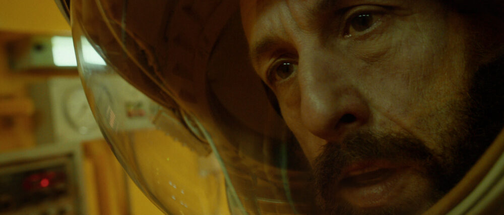 Zdjęcie okładkowe wpisu: W kosmosie sam jak palec. Adam Sandler jako czeski astronauta w nowym scifi Netflixa