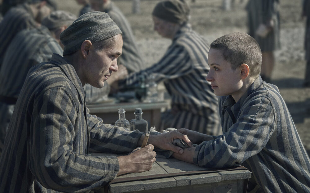 Zdjęcie okładkowe wpisu: Pierwsze zdjęcia do adaptacji bestsellerowej książki! Tatuażysta z Auschwitz już wkrótce